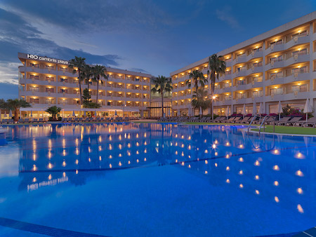 Night view of the pool at H10 Cambrils Playa