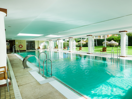 The dynamic climatized indoor pool at the spa