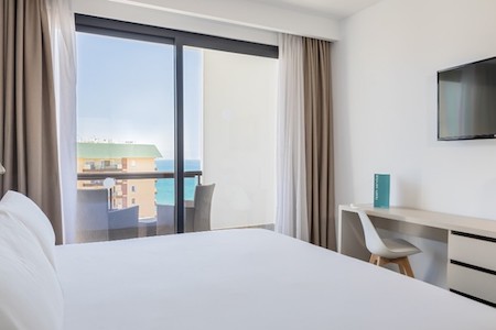 Double room with side sea view and balcony