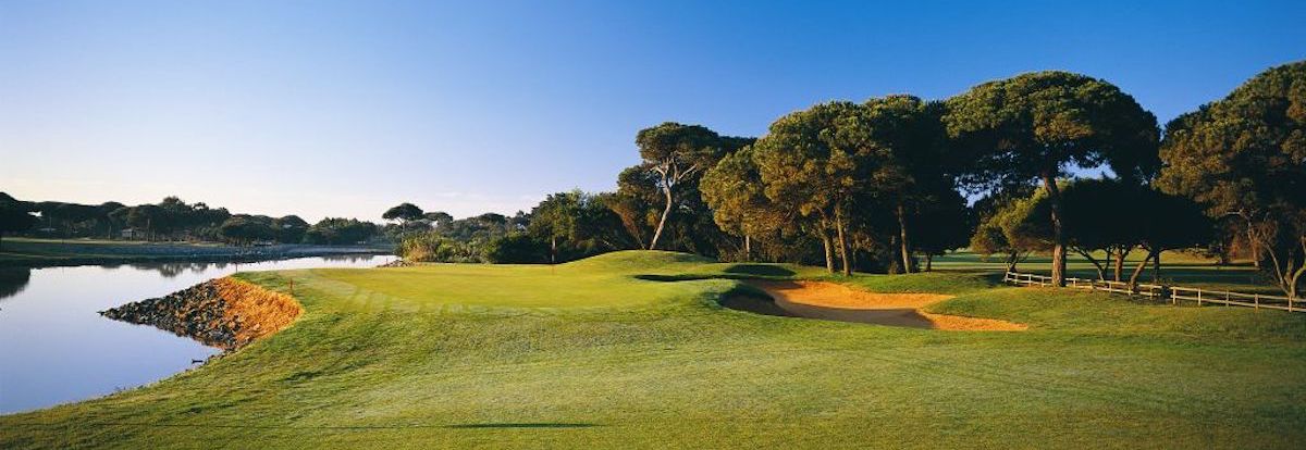 The 10th green at Quinta da Marinha Golf is guarded by water on the left and water on the right
