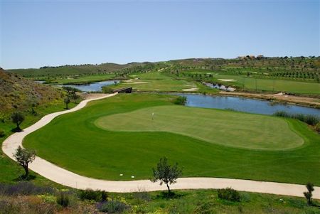 Green guarded by water on the right at Quinta do Vale Golf<