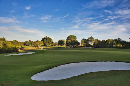 Large white bunker on Espiche Golf